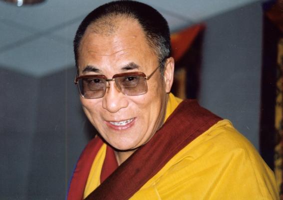Sua Santità il Dalai Lama: “Il concetto di ahimsa, di non violenza,sta  guadagnando terreno. Al tempo del Mahatma Gandhi, uomo che venero, la non violenza passava più spesso per debolezza, per rifiuto di agire, quasi per vigliaccheria. Non è più così”. 