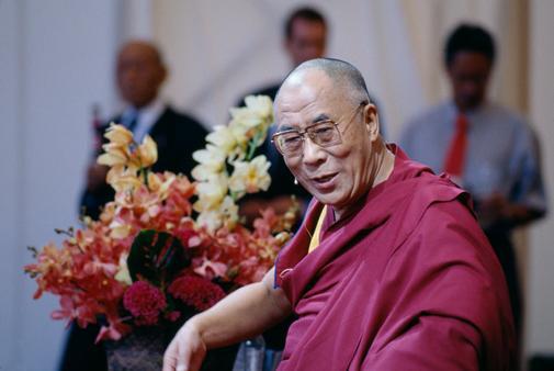 Sua Santità il Dalai Lama: Quando vivete insieme, riflettete sulle responsabilità create dalla vita comune. Una famiglia è una cosa seria. Fate di tutto per renderla felice, provvedere alle sue necessità, educare i figli e assicurare loro la felicità futura.
