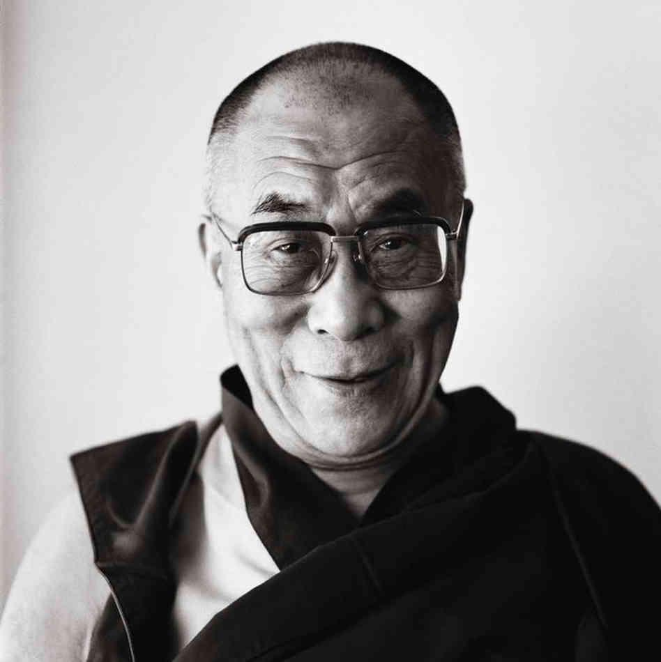 Sua Santità il Dalai Lama: L’unico vantaggio di essere ricchi è che si possono aiutare meglio gli altri. 