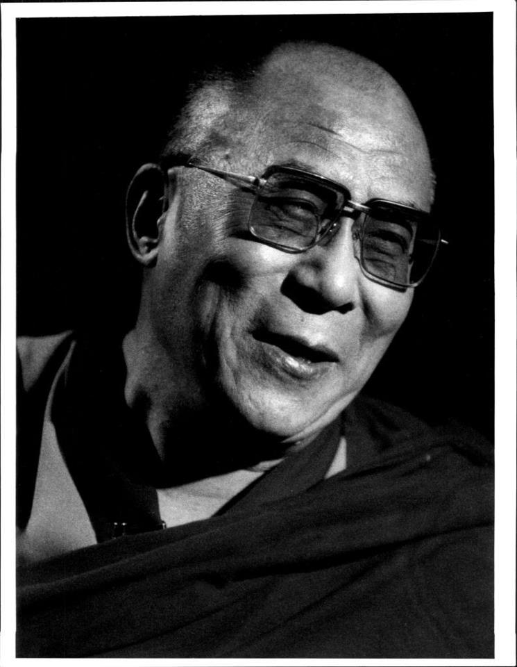Sua Santità il Dalai Lama: "La fede, o il credo hanno nel buddhismo un posto limitato. Il Budda ci rimanda alla nostra verifica personale, e il suo insegnamento ci invita sempre a "venire a vedere". Lungi dal bendarci gli occhi ordinandoci di credere, si sforza al contrario di eliminare in noi ogni punto oscuro, di aguzzare, di allungare il nostro sguardo."