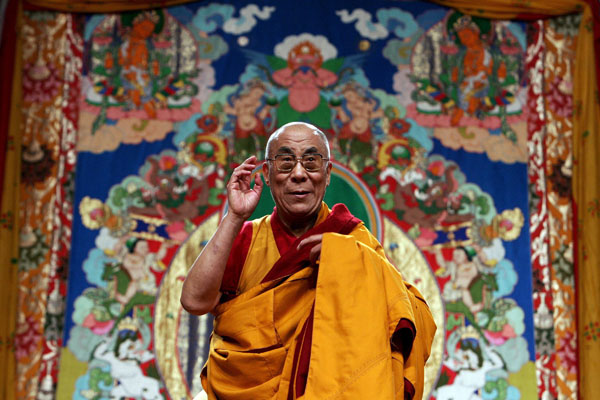 Sua Santità il Dalai Lama: Dopo aver neutralizzato con successo l’emotività della mente e ottenuto un ragionevole livello di calma, vi dovrete impegnare nella pratica della presa di rifugio e generare l’aspirazione altruistica a raggiungere la piena Illuminazione per il beneficio di tutti gli esseri senzienti.