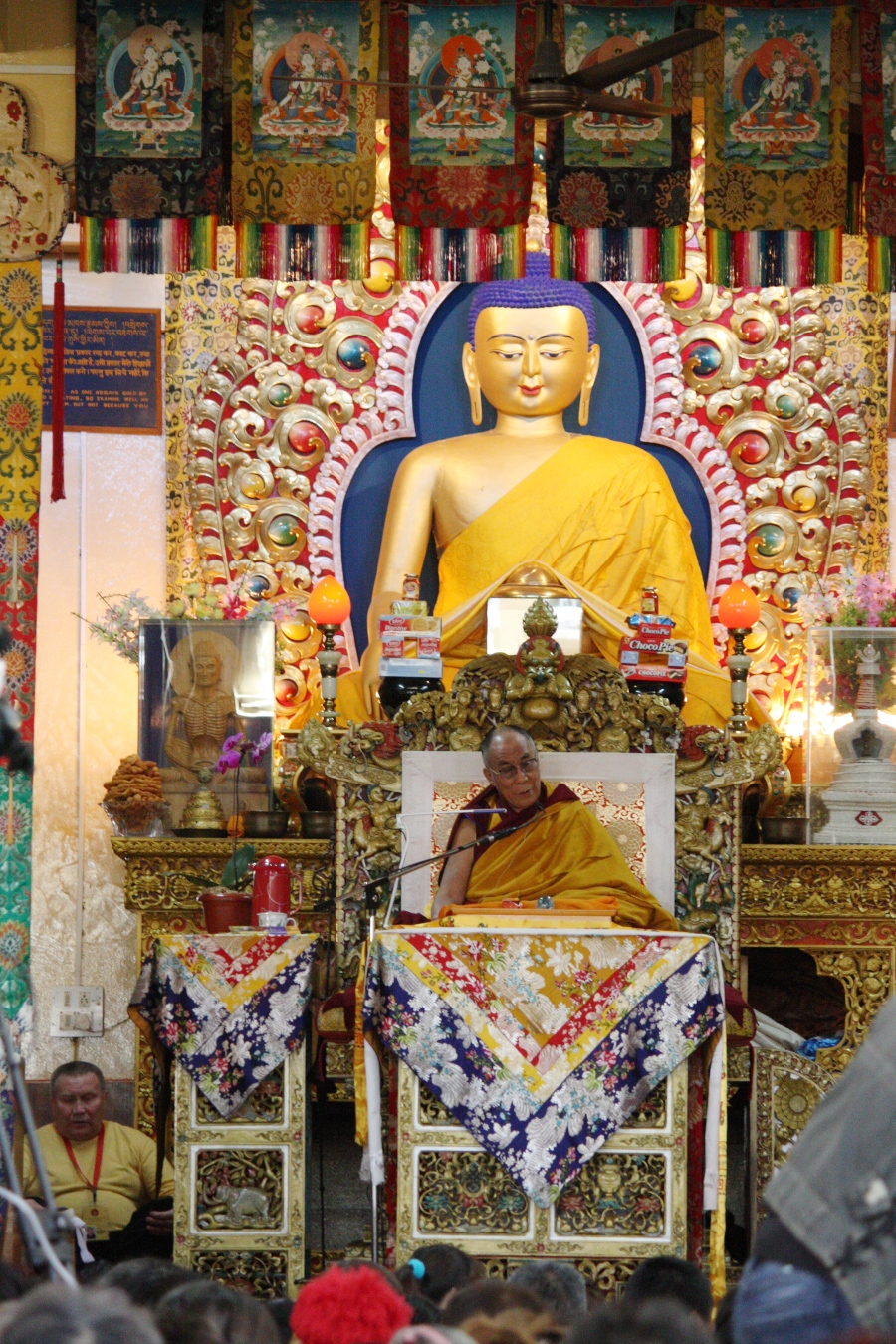 Sua Santità il Dalai Lama: Tramite la calma mentale e la visione profonda, conseguono le esperienze meditative e la realizzazione interiore, dando vita così alla conoscenza teorica che senza di essi manterrebbe un carattere un po’ mitico o artificiale. Non posso fare altro che incoraggiarli. 