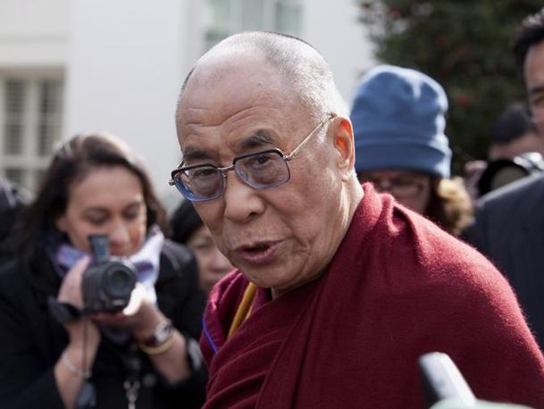 Sua Santità il Dalai Lama: L’unico atteggiamento combattivo accettabile è quello di riconoscere i propri talenti e di lavorare con incrollabile determinazione dicendosi: “Io sono capace quanto gli altri, ce la farò anche se nessuno mi aiuta”. 