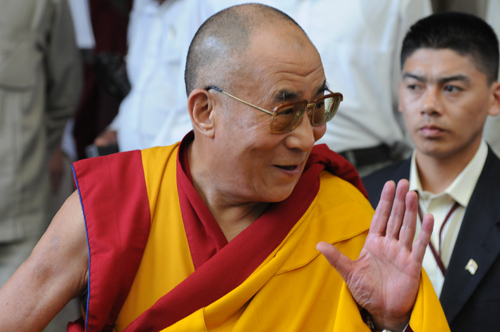 Sua Santità il Dalai Lama: Tutti sanno che il senso di solitudine non è né utile né piacevole. 