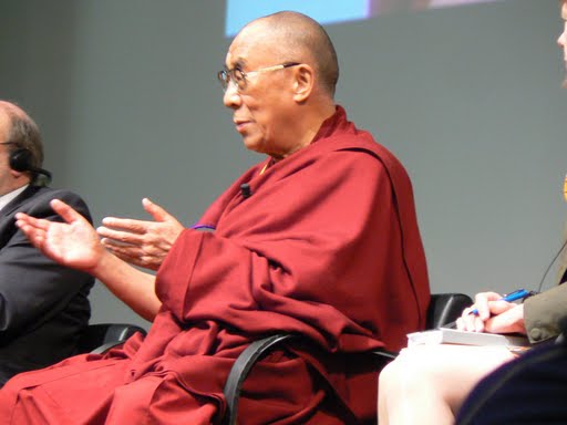 Sua Santità il Dalai Lama: Siate consapevoli che il mondo è fatto di cose buone e cattive e ciò che noi recepiamo come realtà è in larga misura un parto del nostro spirito. 