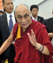 Sua Santità il Dalai Lama: La riflessione sulla realtà della sofferenza non sfocia mai nel pessimismo o nella disperazione. Porta a scoprire le cause prime delle nostre infelicità - il desiderio, l’odio, l’ignoranza - e a liberarsene. 