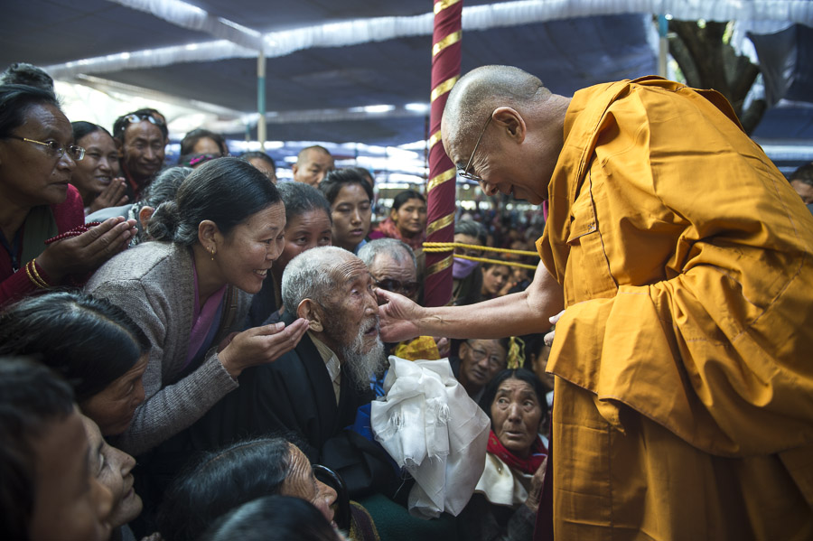 Sua Santità il Dalai Lama: Astenendoci dal commettere azioni non virtuose creiamo la radice per ottenere rinascite superiori.