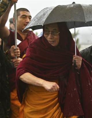 Sua Santità il Dalai Lama: Dovremmo pensare: Perché vago in questo ciclo di esistenze tormentato da ogni genere di sofferenze? 
