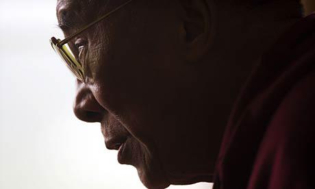 Sua Santità il Dalai Lama: Affidarsi a un guru tramite il pensiero comporta innanzitutto coltivare una profonda fiducia in lui. 
