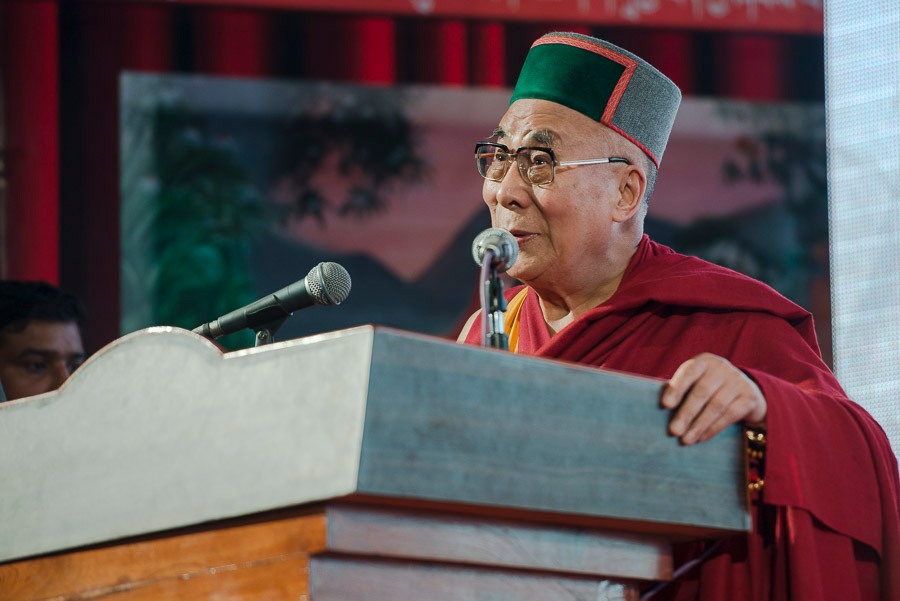 Sua Santità il Dalai Lama: Noi tutti facciamo parte dell'umanità ed è quindi certamente appropriato sviluppare un senso di "responsabilità universale".