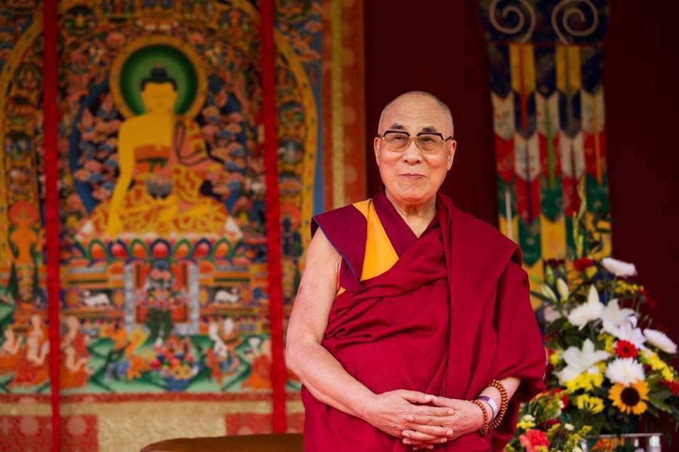 Sua Santità il Dalai Lama: La saggezza che mira all'illuminazione, ovvero la visione che realizza la vacuità, ha la capacità di purificare tutte le afflizioni e anche le loro impronte.