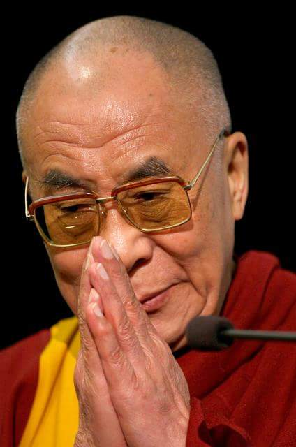 Sua Santità il XIV Dalai Lama: Tramite la mente dell’emersione definitiva che ricerca la pace della liberazione Da tutte le sofferenze e possedendo la radice, la grande compassione Che è il desiderio illimitato di proteggere tutti i migratori, Possa ottenere la trasformazione magnifica della Bodhicitta spontanea.