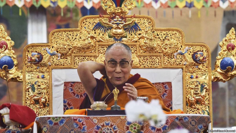 Sua Santità il Dalai Lama: Senza l’ignoranza, inoltre, l’attaccamento e le predisposizioni create da azioni precedenti, avranno termine e, di conseguenza, anche il ciclo della rinascita incontrollata avrà una fine.